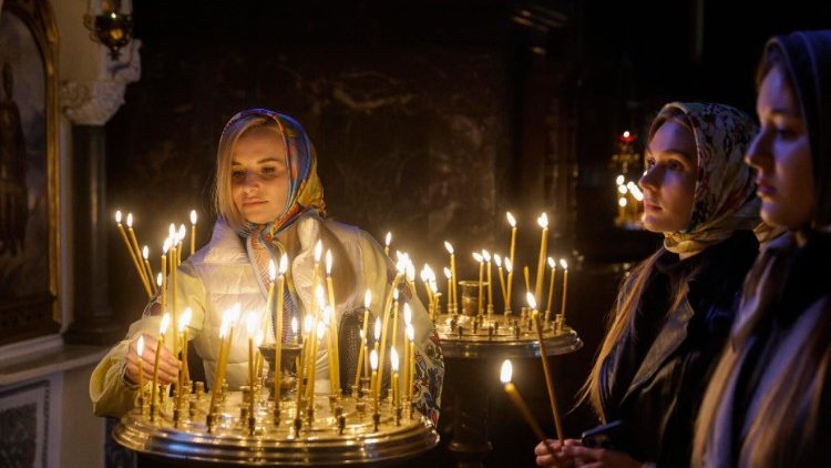 Tín hữu Chính Thống giáo tại nhà thờ Thánh Volodymyr ở Kyiv