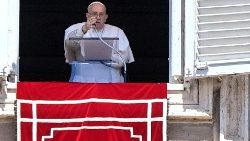 Ferenc pápa áldást ad a hívekre 