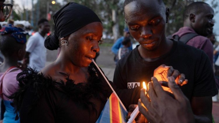 Maldos vigilija už pabėgėlių stovyklų užpuolimų aukas Gomoje 