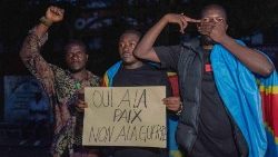 Des jeunes réclamant justice pour les victimes du bombardement du 3 mai au camp des déplacés de Mugunga, proche de Goma, dans l'Est de la République Démocratique du Congo