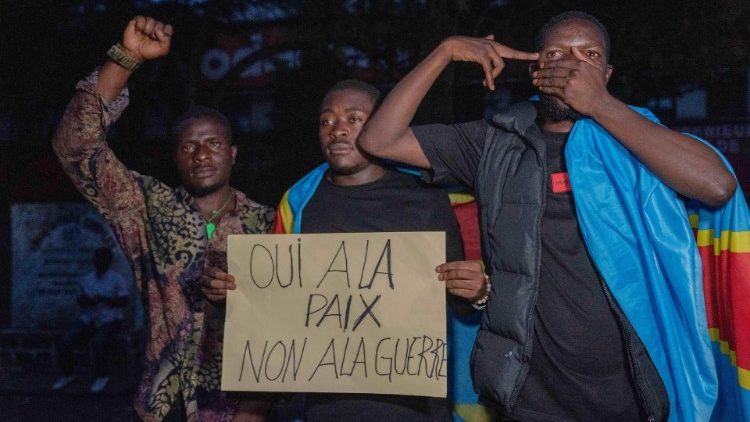 Des jeunes réclamant justice pour les victimes du bombardement du 3 mai au camp des déplacés de Mugunga, proche de Goma, dans l'Est de la République Démocratique du Congo