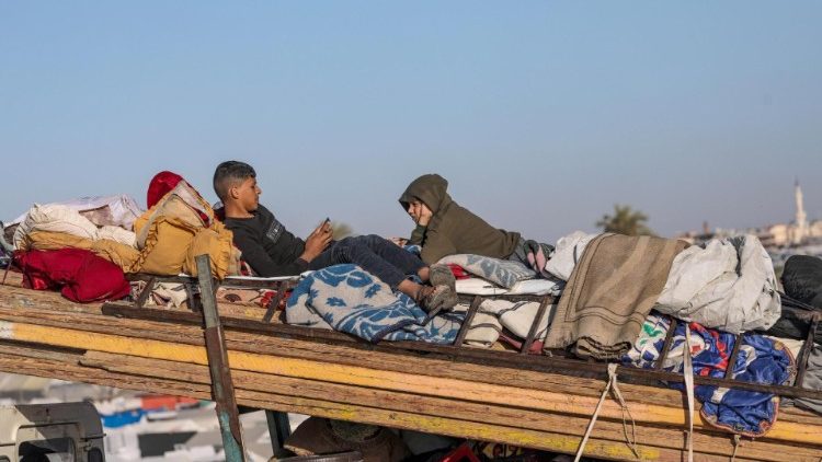 Alcuni cittadini palestinesi lasciano le loro case a Rafah