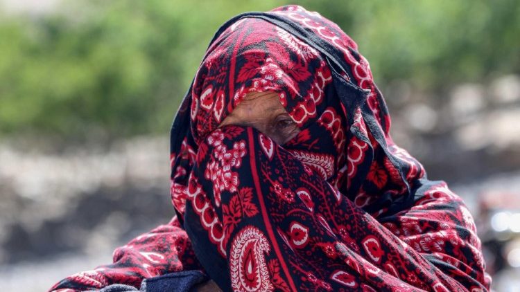 Verzweifelte Angehörige suchten in der besonders betroffenen Provinz Baghlan nach Angehörigen, die in Wasser- und Schlammmassen verschollen sind