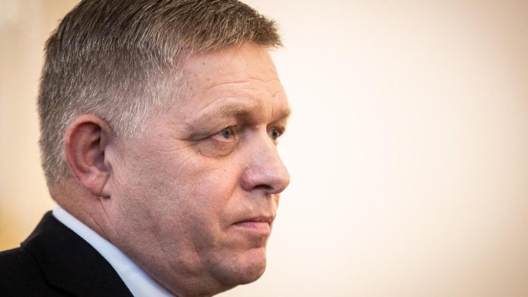 Slovacchia, ferito da colpi di arma da fuoco il premier Fico