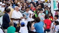 Papst Franziskus am Samstagabend im Dialog mit Kindern aus aller Welt. Anlass: Erster katholischer Weltkindertag, Olympiastadion Rom, 25. Mai 2024.