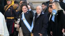 Präsident Milei grüßt am Nationalfeiertag vor der Kathedrale in Buenos Aires seine Unterstützer