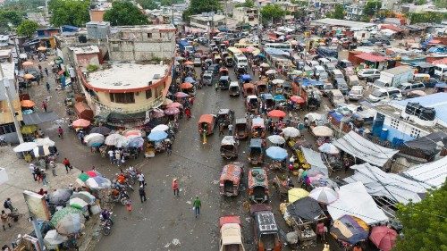 O mercado de Petionville, um dos maiores de Porto Príncipe, repleto de vendedores e compradores em 26 de maio (Ansa)