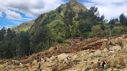 Ein gesamter Berghang hat Freitagnacht mehrere Dörfer unter sich begraben