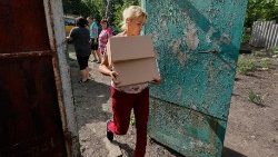 Des volontaires ukrainiens de l'Ordre de Malte distribuent de l'aide vers Kharkiv, le 29 mai.