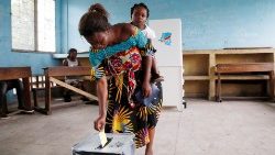 コンゴ民主共和国の大統領選挙で、投票する女性　2018年12月30日、首都キンサシャで