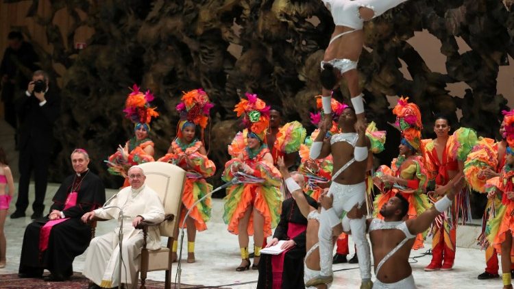 La performance degli artisti del Rony Roller davanti al Papa (foto d'archivio)