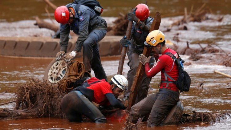 Des secouristes cherchant des victimes après la rupture du barrage à Brumadinho.
