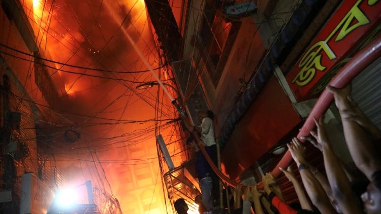 Požár v centru Dháky