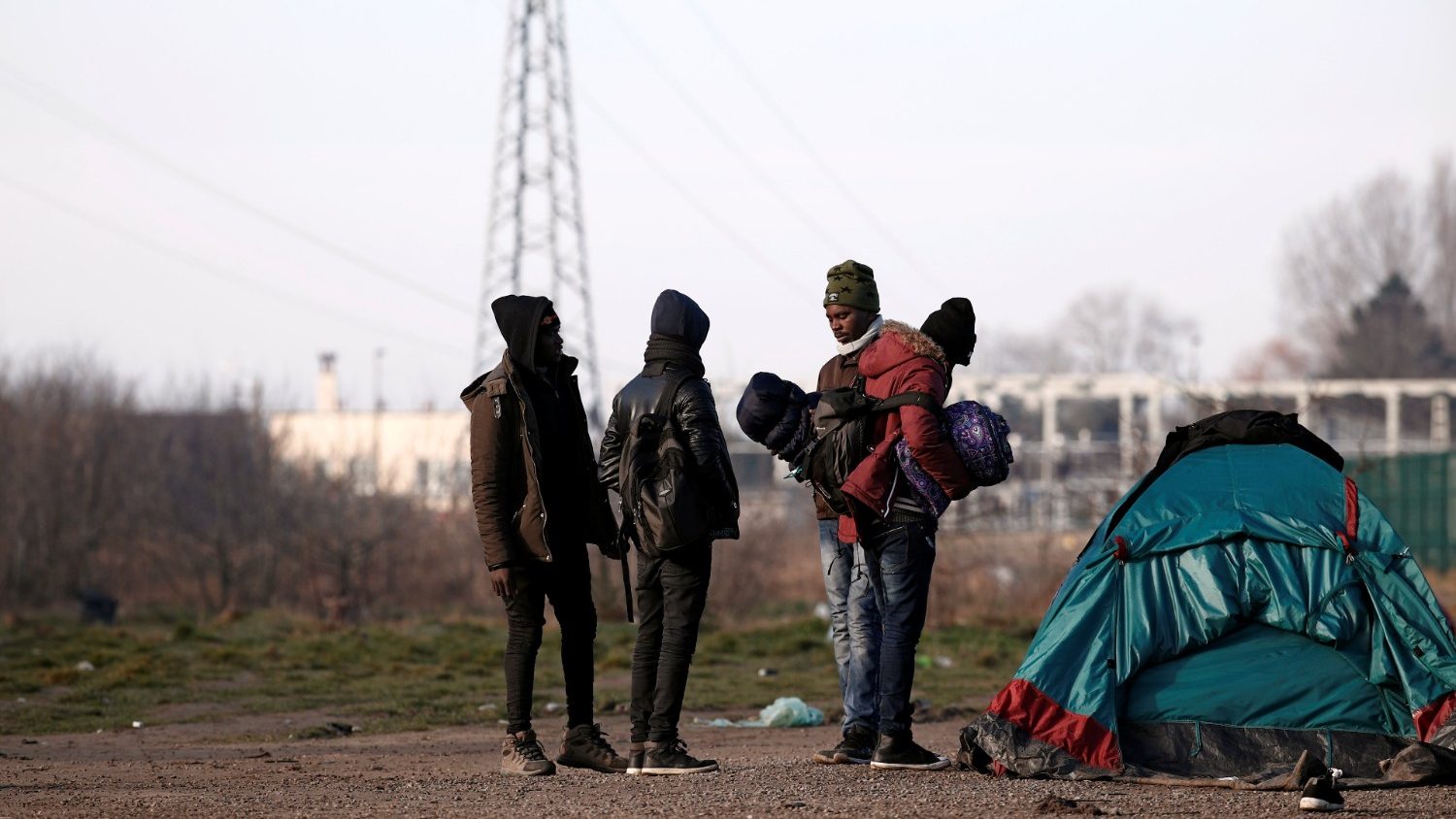 En Calais, las condiciones de vida de los refugiados son peores que en la  selva - Vatican News
