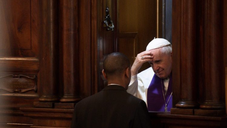 Papa Franjo ispovijeda u bazilici sv. Ivana Lateranskoga (7. ožujka 2019.)