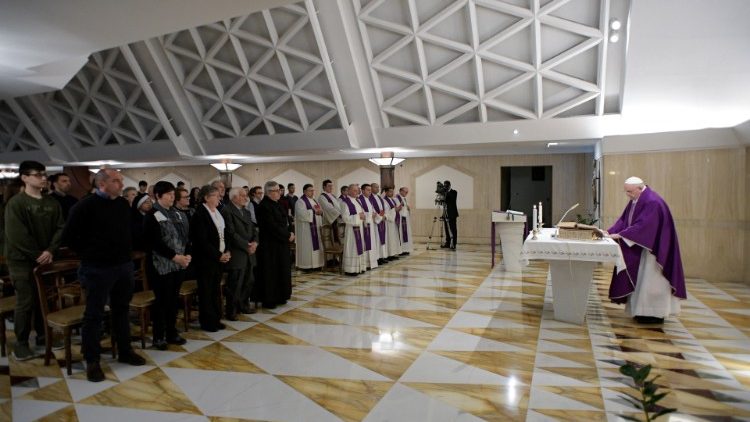 البابا محتفلا بالقداس في كابلة القديسة مارتا