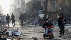 Деца играят сред разрушенията от войната в Хомс