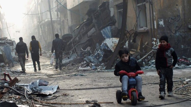 Деца играят сред разрушенията от войната в Хомс