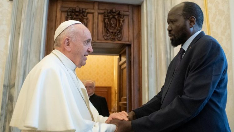 Papež s jihosúdánským prezidentem Salvou Kirem při jeho návštěvě Vatikánu 16. března 2019