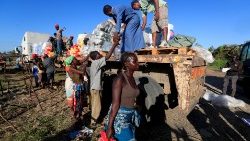 Distribution d'aide pour des personnes déplacées en raison du cyclone Idai au Mozambique.