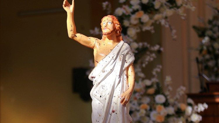 Imagem de Jesus na igreja em Negombo, Sri Lanla, após atentado na Páscoa de 2019