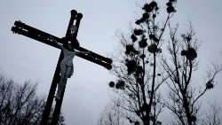 Ein Kreuz im Freien im polnischen Kalinowka