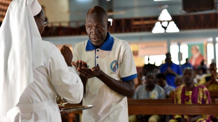 Une religieuse donne la communion lors d'une messe à la cathédrale de Kaya, au Burkina Faso, le 12 mai 2019.