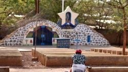 Eine Frau betet vor einer Marienstatue in der Stadt Kaya in Burkina Faso