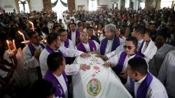 Begräbnis des ermordeten Priesters Cecilio Perez Cruz in Sonzacate