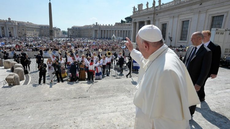 Paavi astelee paikalleen pitämään yleisaudienssia Pietarinaukiolla