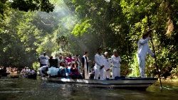 Peregrinação fluvial com imagem da Imaculada Conceição em Santa Isabel, Pará.