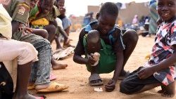 Crianças deslocadas brincam em campo de refugiados no norte de Burkina Faso. (REUTERS/Anne Mimault)