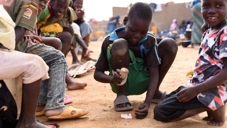 
                    Violência e insegurança afastam 1 milhão de crianças da escola em Burkina Faso
                