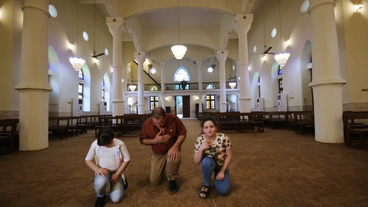 Christen im Irak in einer wiederaufgebauten Kirche