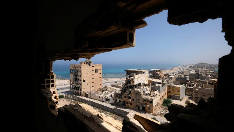 Destructions vues du phare de Benghazi, en Libye, le 10 juillet 2019. 