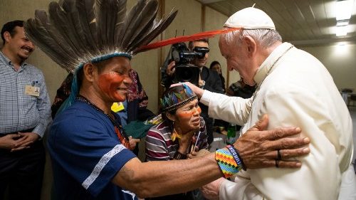 Il Papa con alcuni indigeni dell'Amazzonia