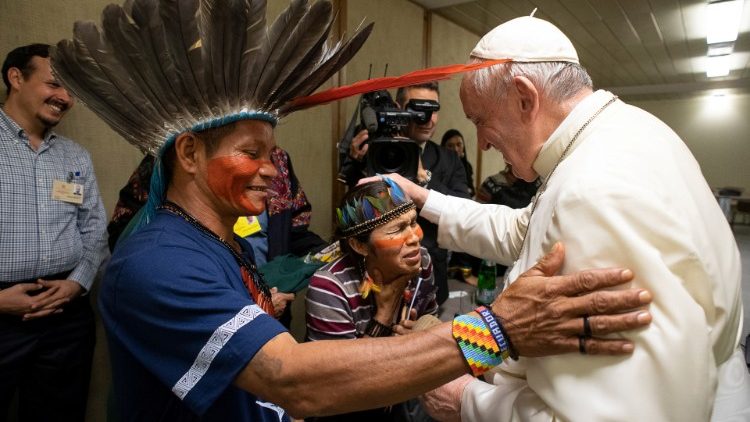 Le Pape François et des indigènes d'Amazonie au Vatican, le 17 octobre 2019. 