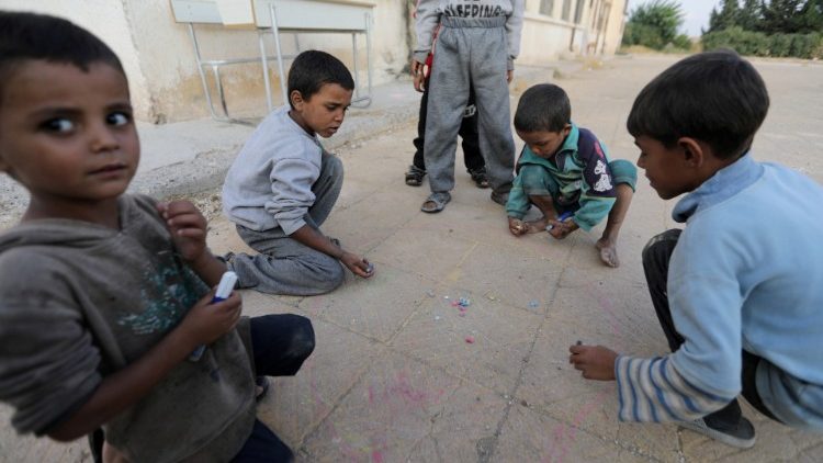 Bambini siriani provenienti dal campo di Ain Issa