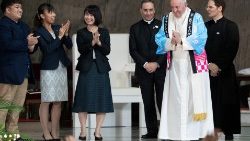 Le Pape François au Japon, portant une tenue traditionnelle, le 25 novembre 2019. 