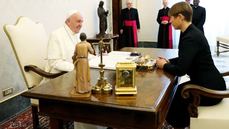 एस्तोनिया की राष्ट्रपति से मुलाकात करते संत पापा फ्राँसिस