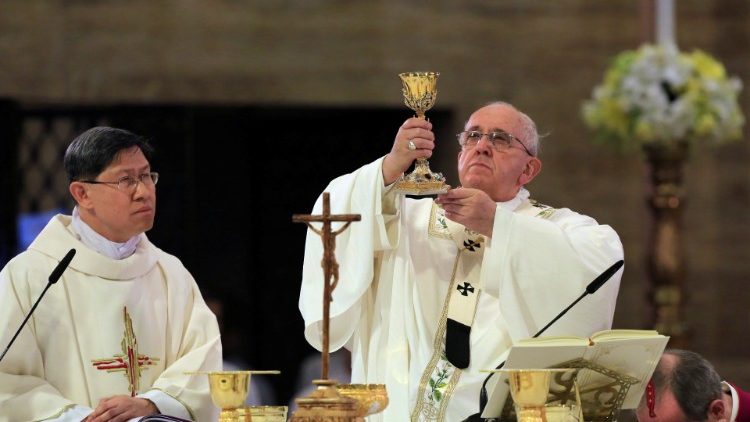 Cardinal Tagle concelebrates Mass with Pope Francis in Manila on 16 January 2015
