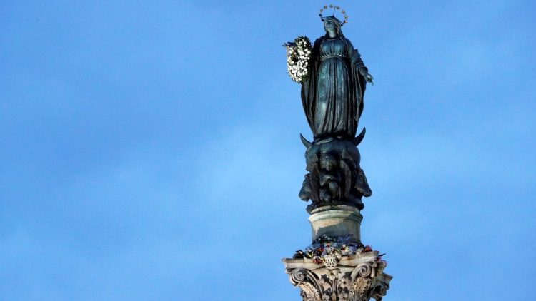 Dievmātes statuja virs kolonnas Spānijas laukumā, Romā