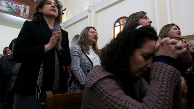Иракски християни по време на литургия.