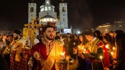 Serbisch-orthodoxe Gläubige in Podgorica bei Protesten gegen das neue Religionsgesetz im Februar