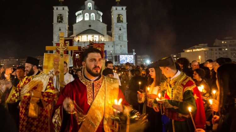 Serbisch-orthodoxe Gläubige in Podgorica bei Protesten gegen das neue Religionsgesetz im Februar