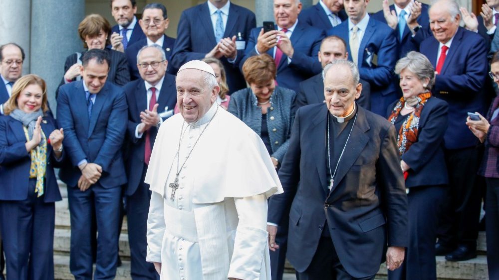 Papa Francesco con economisti, banchieri e ministri delle finanze al workshop della Pontificia Accademia delle Scienze Sociali