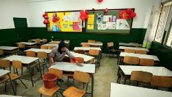 Eine Reinigungskraft säubert einen verwaisten Klassenraum in Sidon, Libanon. 