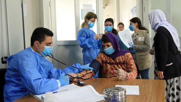 Dans le centre médical du camp de Sharya à Duhok en Irak, une femme yézidie se fait consulter. Mars 2020, image d'illustration. 