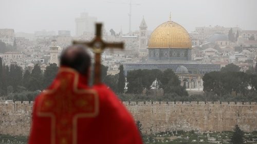 Nadškof Pierbattista Pizzabala s pogledom na Jeruzalem v ozadju