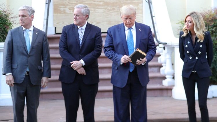 Der damalige US-Präsident Trump 2020 vor einer evangelikalen Kirche in Washington, mit einer Bibel in der Hand